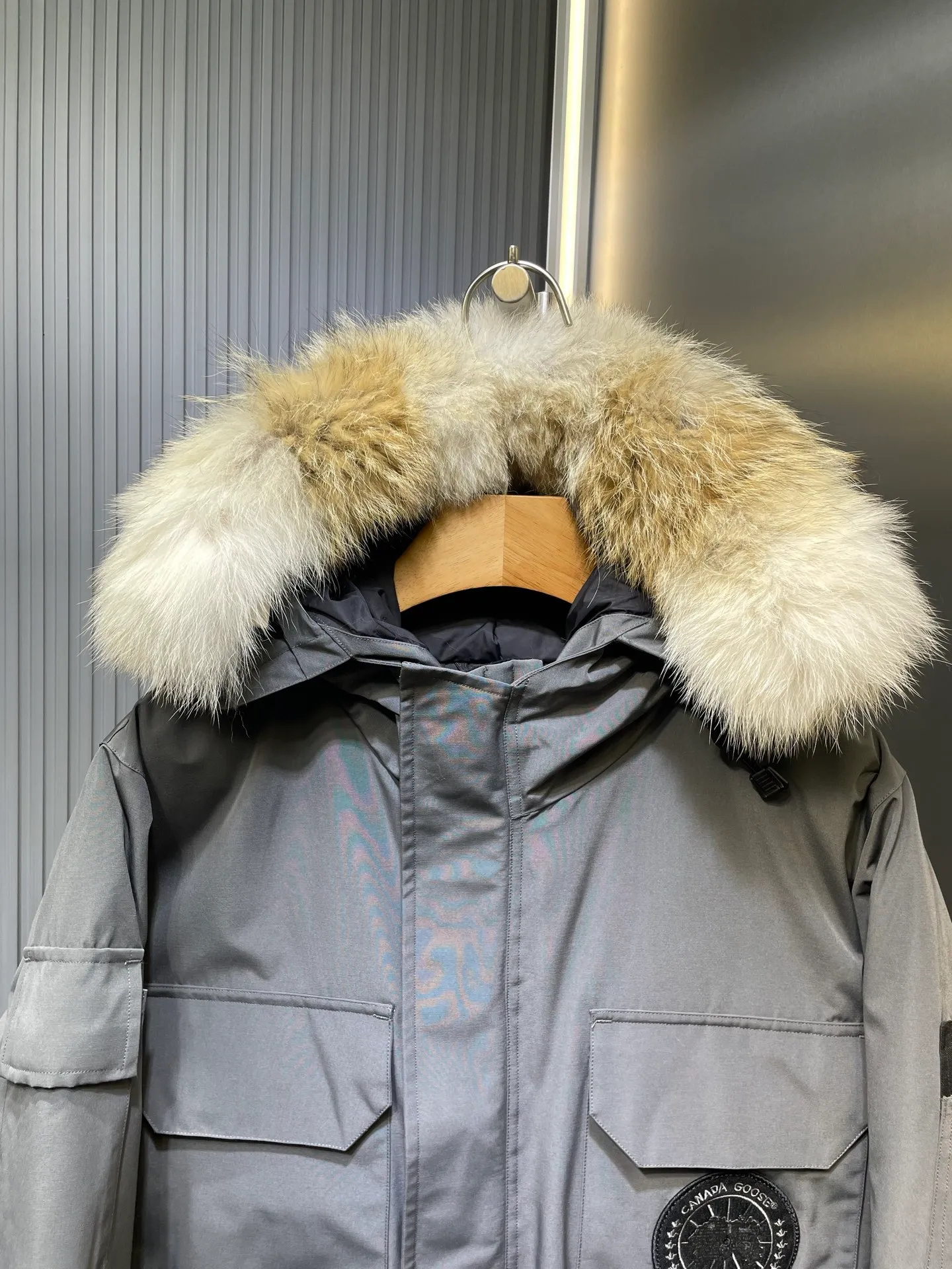 P910 special version 🌟 🇨🇦CANADA GOOES 24 new models 08 models/couple models Factory direct supply: supplying global purchasing agents, micro-business, entities, Tmall, high-end stalls and studio cooperation, free shipping! Canada Goose Expedition Parka 2008 is the same style for men and women. It is mid-length and the most timeless classic. All Arctic and Antarctic scientific expedition teams choose Canada Goose as their cold-proof equipment. It is the Rolls-Royce of down jackets. ➖ Industry-leading anti-counterfeiting chip sensing. ➖ Imported Behringer embroidery machines and customized embroidery labels, the highest level and industry leading. ➖ Imported Korean 21-count polyester-cotton blended original fabric, TC85 waterproof coated fabric, water-repellent, windproof and wear-resistant. ➖ The new national standard 80 white duck down is filled with an average of 520 grams of down. The amount of down filled is industry-leading. ➖ 100% nylon lining with double double-layer sealing design to prevent velvet running, and seamless thread design on the cuffs! ➖ Western Canadian Green Wolf Collar. ➖ Yoshida YKK provides original factory-customized electroplated sliders. YKK two-way lockable zippers are tight and smooth and do not peel off paint. ➖ 3M composite Velcro is durable and the accessories and hardware are all custom-made. Note: Our copywriting is only simple and clear. Instead of bragging about the copywriting, it is better to compare and understand with samples. Only for the purest goose, the most dedicated, the most professional, the highest quality, the highest cost performance!  Size:XS-XXL